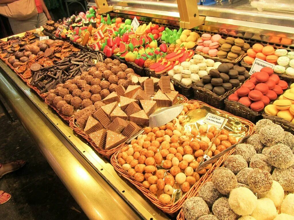 сладости. магазин сладостей. киргизские сладости. кондитерские изделия. кондитерские изделия на рынке.