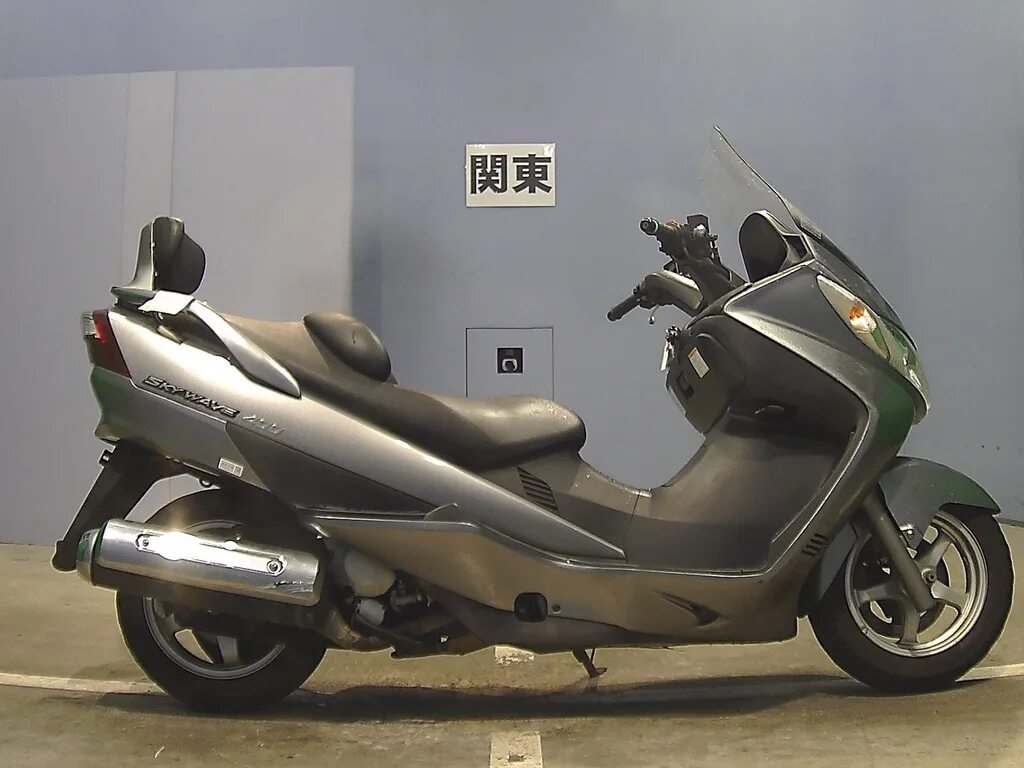 Джиксер 2014. Максискутер suzuki skywave 250 types. Burgman skywave 400. Что лучше ямаха или сузуки. Максискутер yamaha majesty 400.