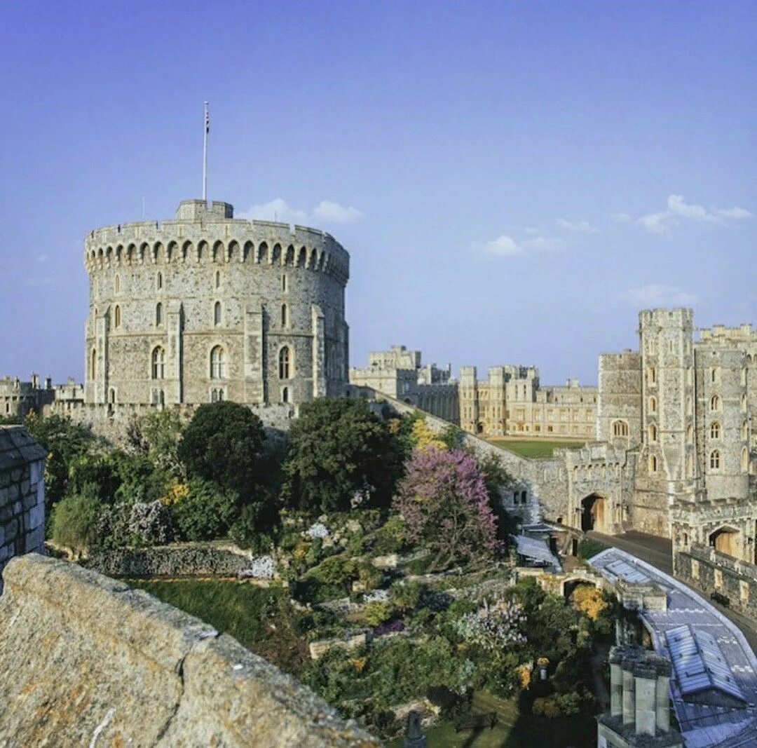 Round tower. Виндзорский замок и Тауэр. Windsor Castle Round Tower inside. Круглая башня Виндзорского замка фото. Замок Виндзор колонны.