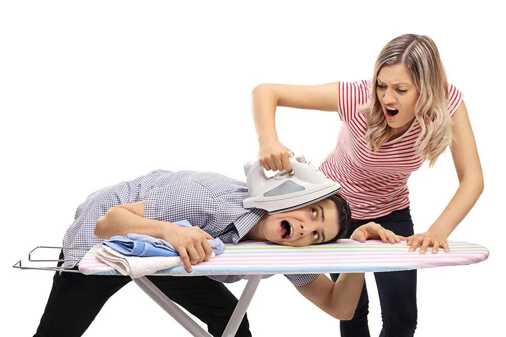 Гладить мужчину. Злая женщина с утюгом. Гладить вещи. Глажка детского белья. Мужчина с утюгом.