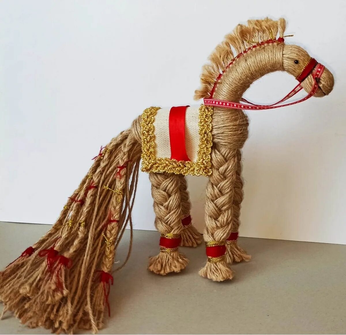 лошадка на палочке из фетра. мастер класс лошадка. лошадка из подручных материалов. игрушки из фетра лошадка. игрушка лошадь на палке.