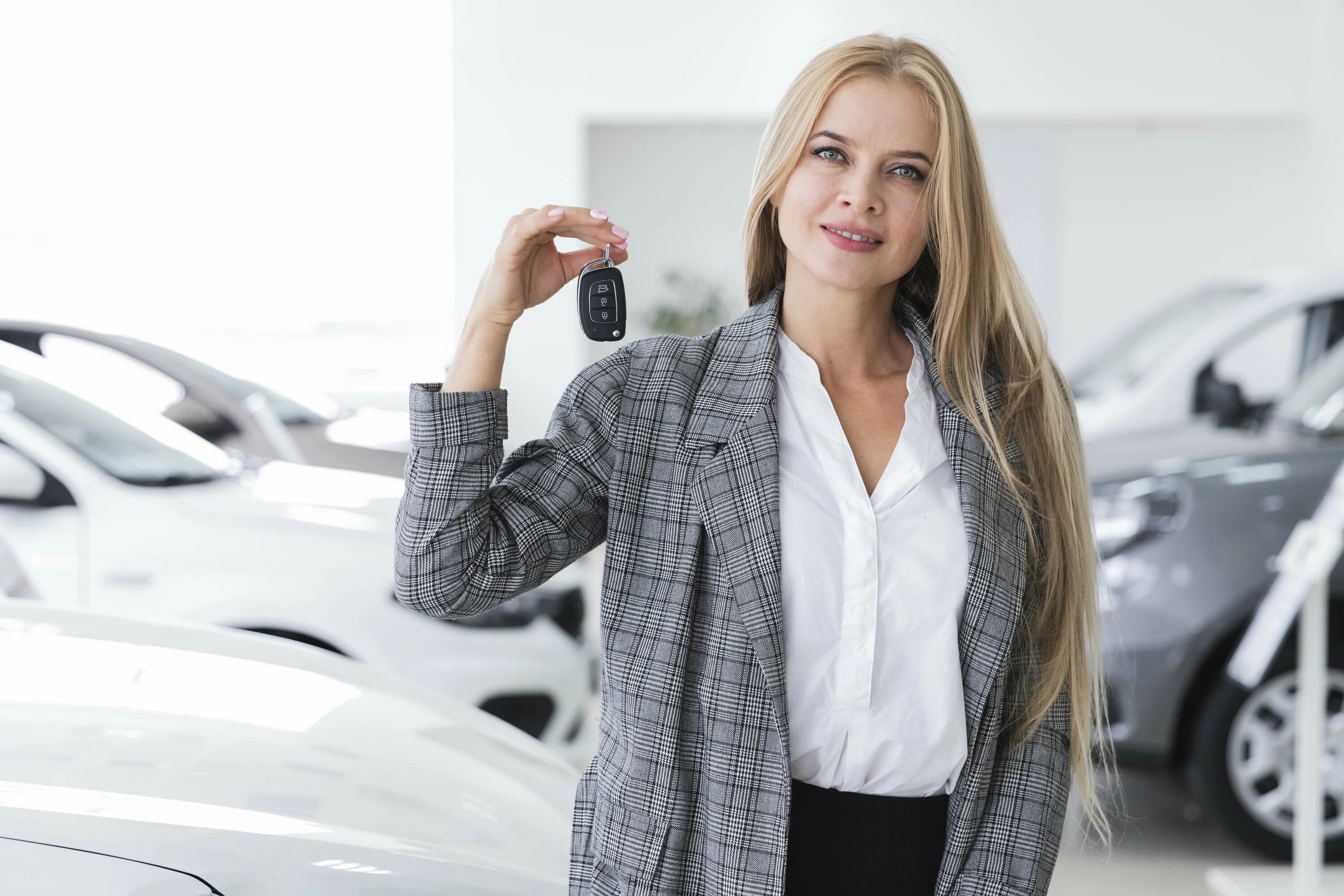 Девушка с ключами от машины. Женщина спереди. Блондинка с ключами от авто. Модель женщина с ключами от машины.