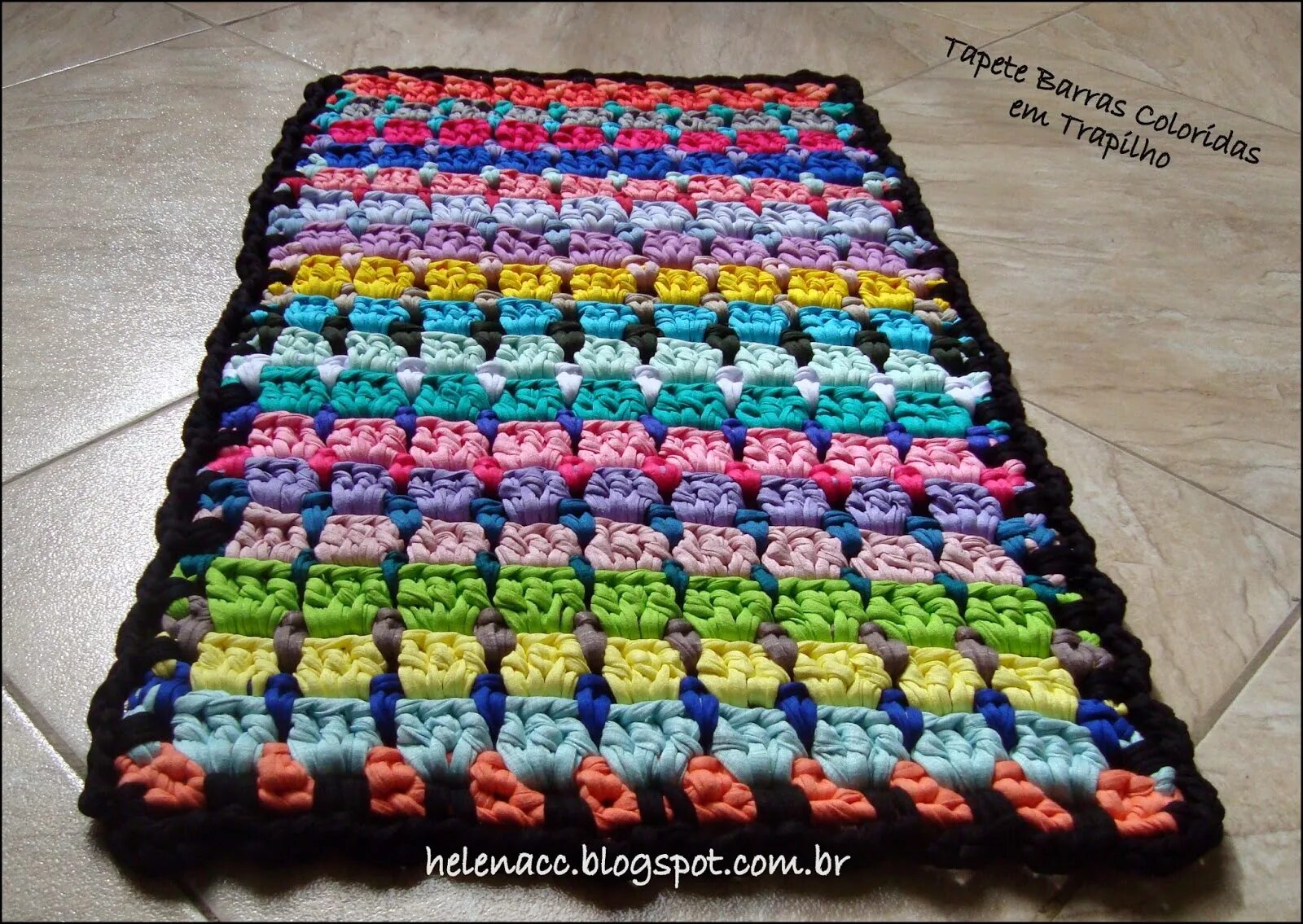 как вязать крючком коврик прямоугольный из тряпок. прямоугольный коврик из старых вещей. вязаные коврики из тряпочек. квадратный коврик крючком. коврики из тряпок прямоугольные.