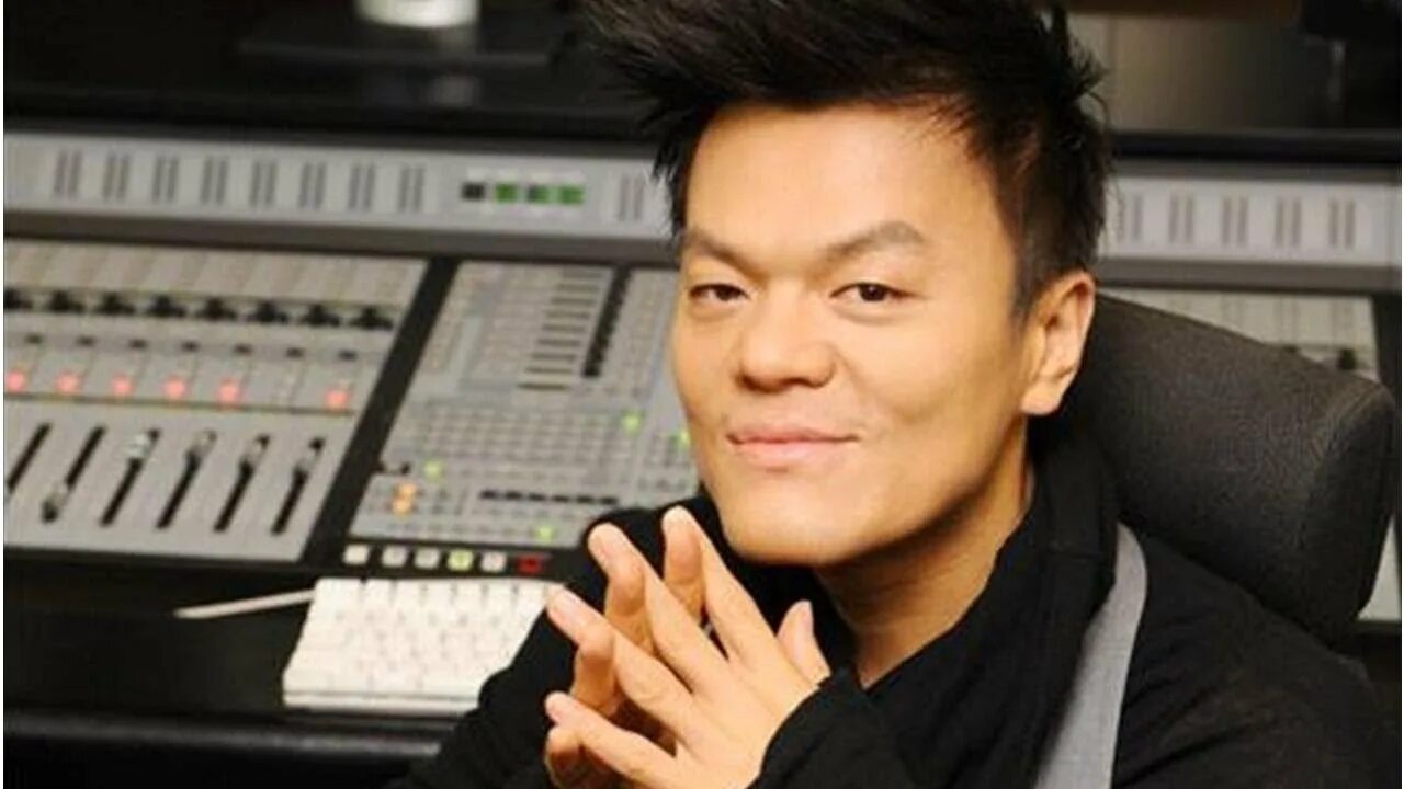 Директор джуп. Пак джинен jyp. пак чин ён jyp entertainment. пак джинён директор jyp. директор jyp entertainment 2025.