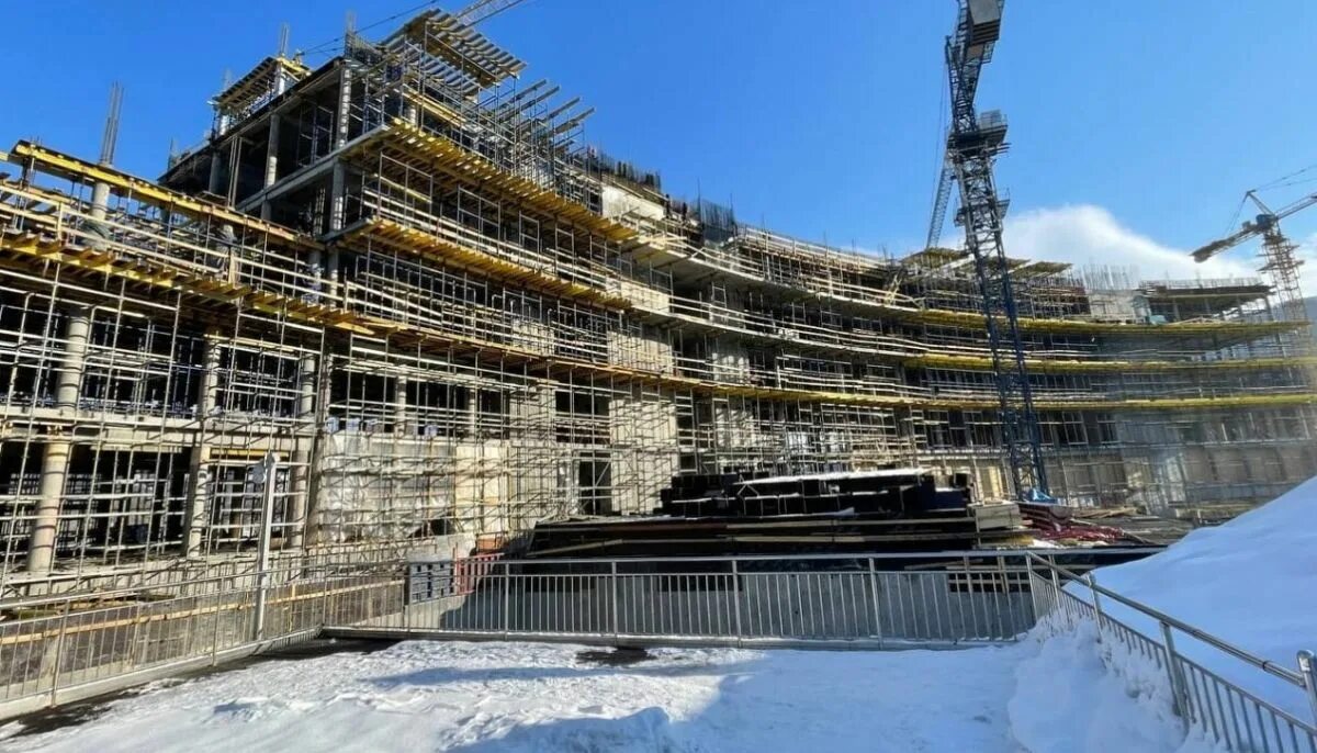 Новости алтая. Строительство школы в горно-алтайске. Солоновка алтайский край. Стройка фокс горно-алтайск. Стройка на кране в горно алтайске.