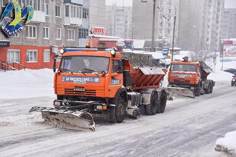 Удх мурманск. ММБУ УДХ Мурманск. ММБУ управление дорожного хозяйства. Директор ММБУ УДХ. КАМАЗ В Казани для посыпки дорог.