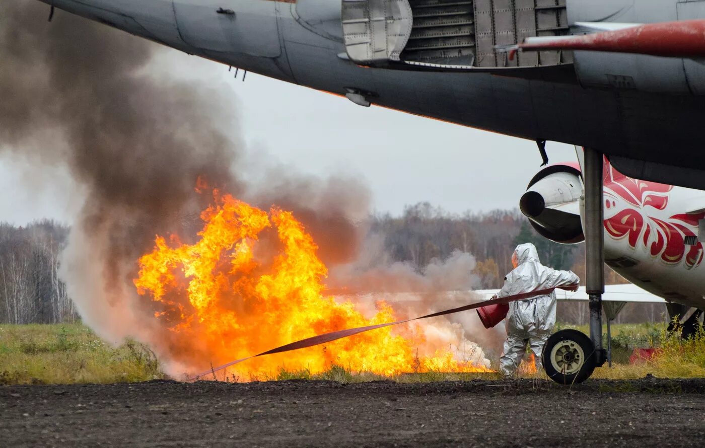 Тушение пожаров с помощью вертолетов впр. Тушение самолета. Пожарный самолет. Пожар в самолете. Пожарные на военном аэродроме.