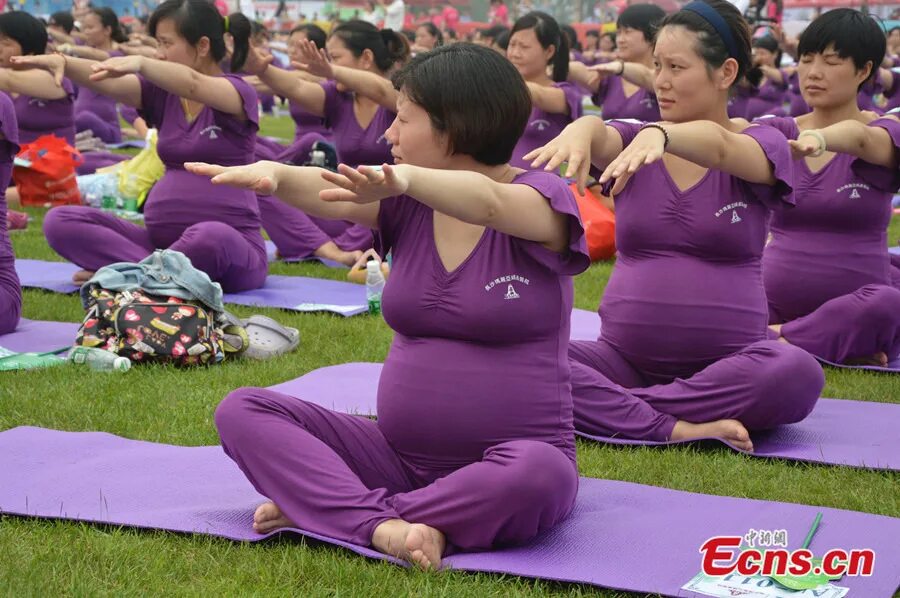 Китайский беременность. Беременных китайцев. Беременные в Китае. Йога рекорды. Рекорды йогов.
