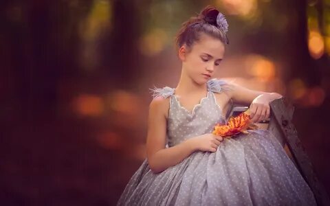 Девочка в платьице белом быба
