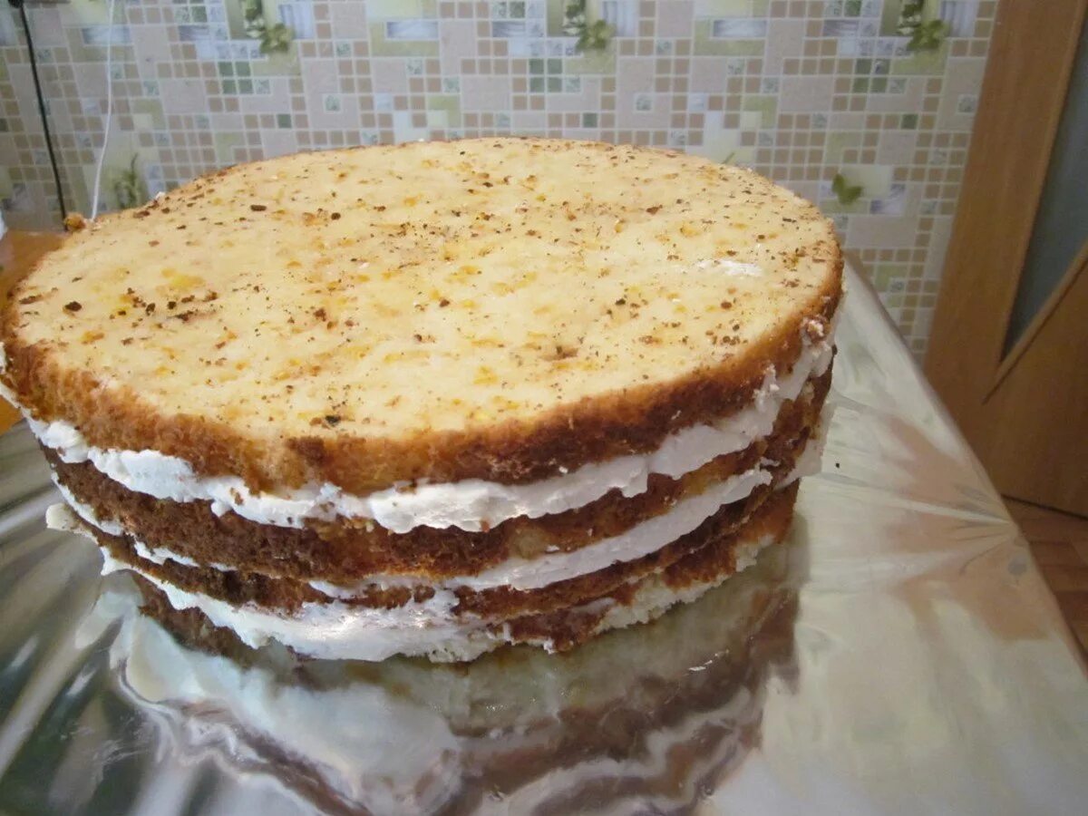 Торт сметанник бисквитный. Торт из бисквитных коржей со сметанным кремом. Крем для коржей. Крем для торта из бисквитных коржей.
