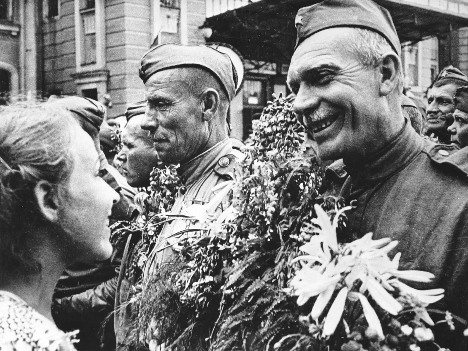 Великое счастье победа. Победа в великой отечественной войне 1941-1945. встреча на вокзале победителей белорусском 1945. встреча победителей на белорусском вокзале в москве (1945).