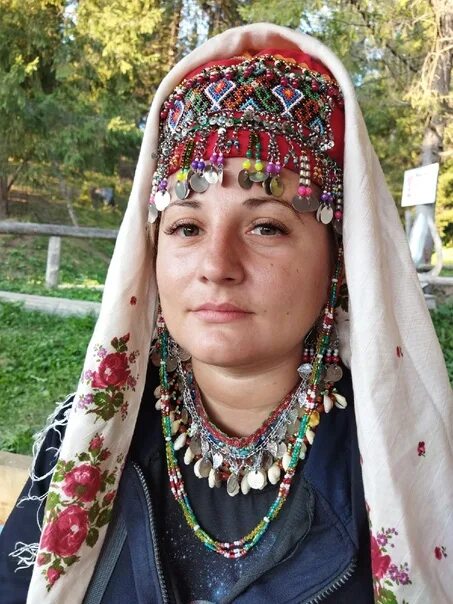 Головной убор марийцев шесть букв. Марийский головной убор шарпан. шымакш головной убор мари. сорокан мари. шимак марийский головной убор.
