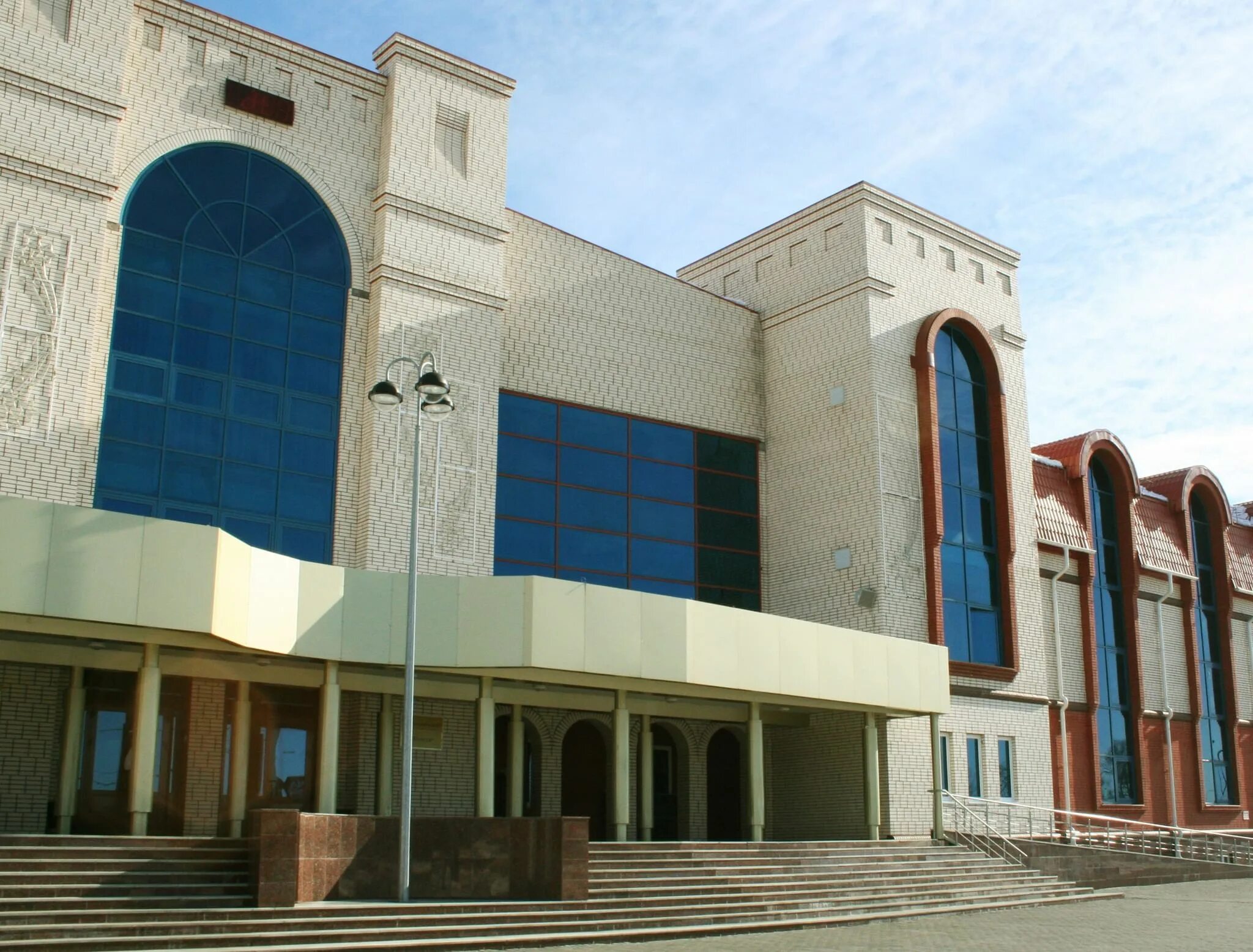 Улица дзержинского ханты мансийск. Ханты дом культуры. Улица гагарина в ханты-мансийске. Окружная библиотека югры. Ханты дом культуры.