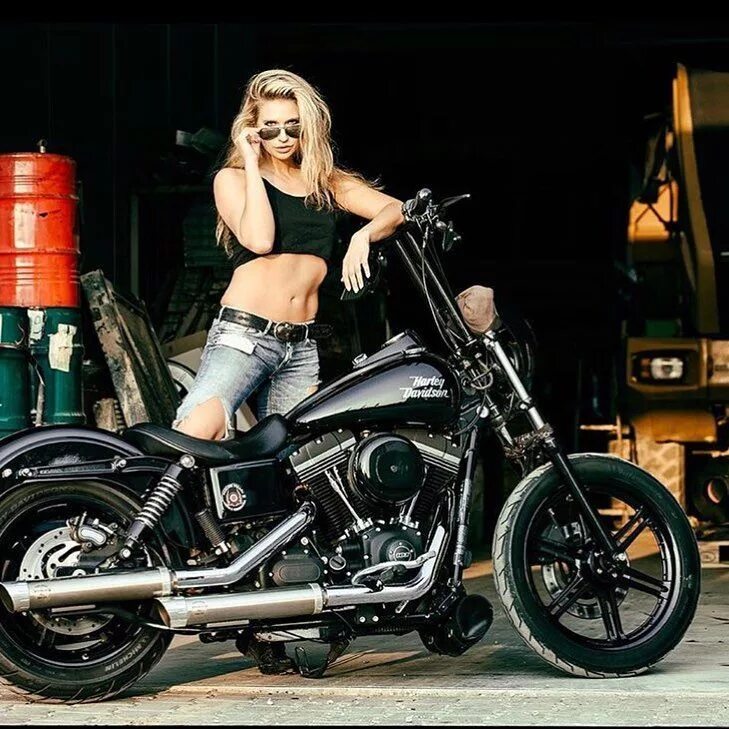 Шлем кафе рейсер. Красивые девушки на мотоциклах. Biker girl part 2. Харлей дэвидсон дайана. Фотосессия с байком.