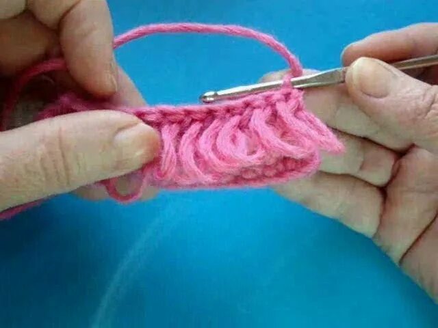Мочалка с вытянутыми петлями. Вытянутые петли крючком по кругу видео. Вытянутые петли крючком по кругу. Длинные петли крючком по кругу. Вязание мочалки крючком с вытянутыми петлями.