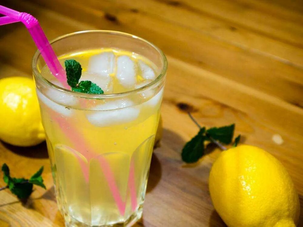 Сделать напиток из лимонов. Лимонад. Лимонный лимонад. Домашние лимонады. Холодный домашний лимонад.