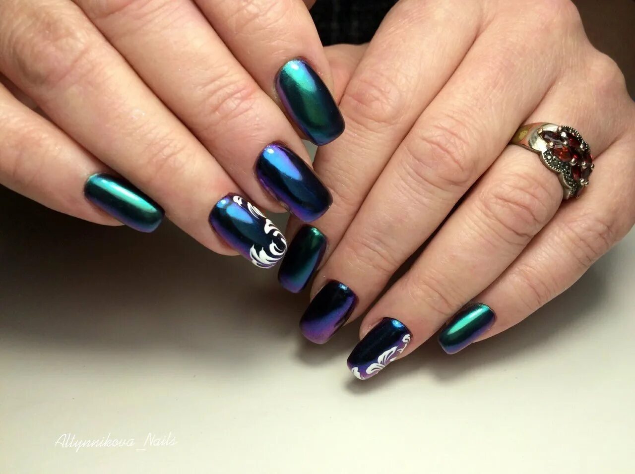 Красивый зеленый маникюр. Сине-зеленый маникюр. Сенезеленый цвет маникюра. Ногти сине зеленого цвета. Ногти сине зеленого цвета.