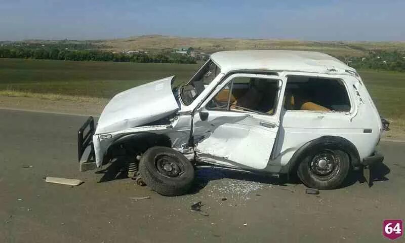 Баклажановая нива 21213. Ваз нива 4х4 битая. Баклажановая нива 21213. Белая нива в кювете. Битая нива 2121.