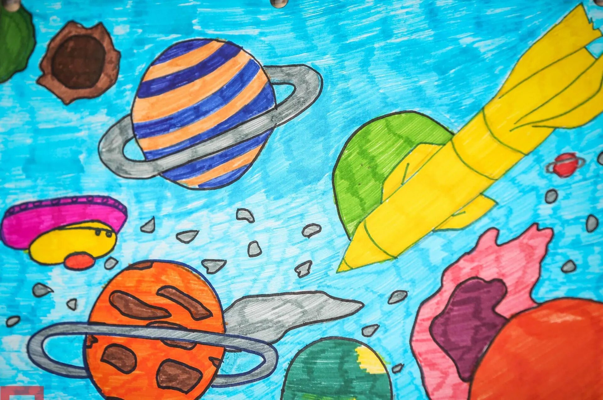 Рисунок на тему космос. Детские рисунки ко Дню космонавтики. Рисунок на день космонавтики для детей. Рисунок ко Дню космонавтики 1 класс. Рисунок к дню космонавтики 1 класс