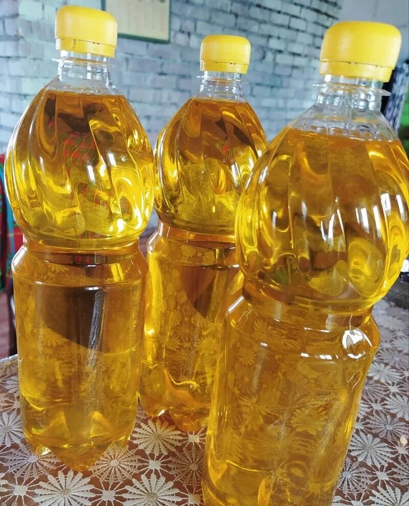 Водитель сливает топливо. Подсолнечное масло нерафинированное сыродавленное. Масло рапсовое нерафинированное. Как делается подсолнечное масло. Масло растительное наливают.