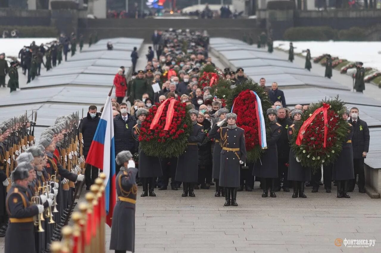 Прощание 2014. Пискаревское кладбище возложение венков. Возложение на Пискаревском кладбище. Возложение цветов на Пискаревском кладбище. Питер возложение венков.