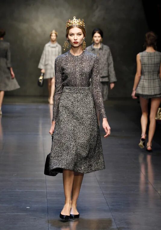 Valentino fall winter 2022. Платья осень зима 2024. Valentino коллекция осень-зима 2020-2021. Платья осень зима 2024. Alexis mabille платье черное.