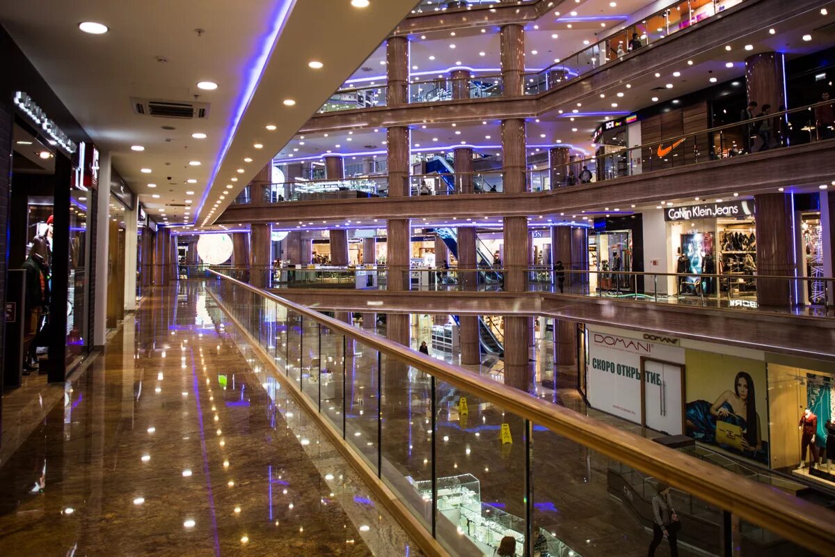 Shopping mall 2. Торговый центр Рио Москва. ТЦ Рио на Ленинском магазины. ТЦ Рио Ленинский проспект этаж -1. Элитный торговый центр.