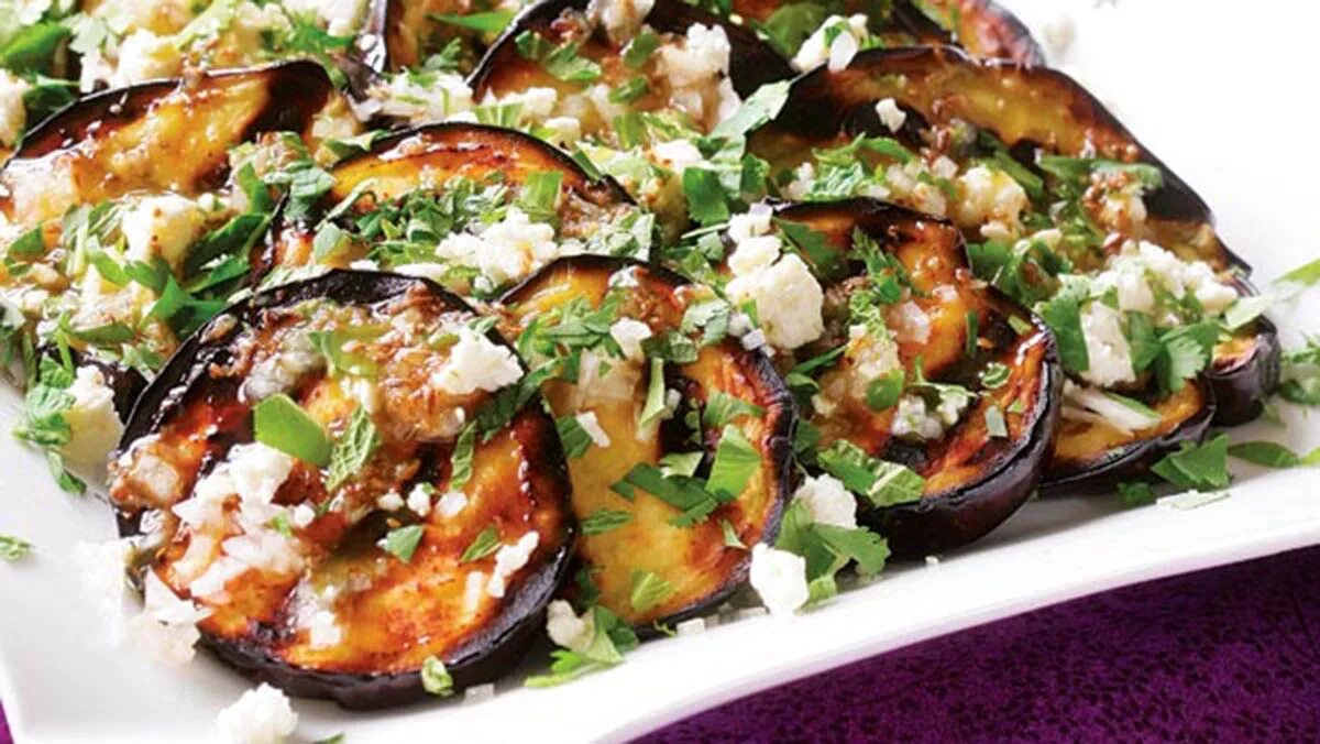 Баклажаны кружочками обжарить. Жареные баклажаны кружочками. Кабачки баклажаны перец жареные. Кабачок и баклажан. Жареные баклажаны.