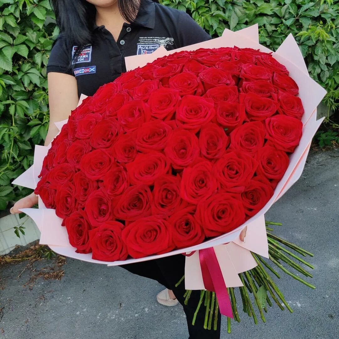 Доставка цветов роз заказать. Огромный букет. Букет из 101 розы.