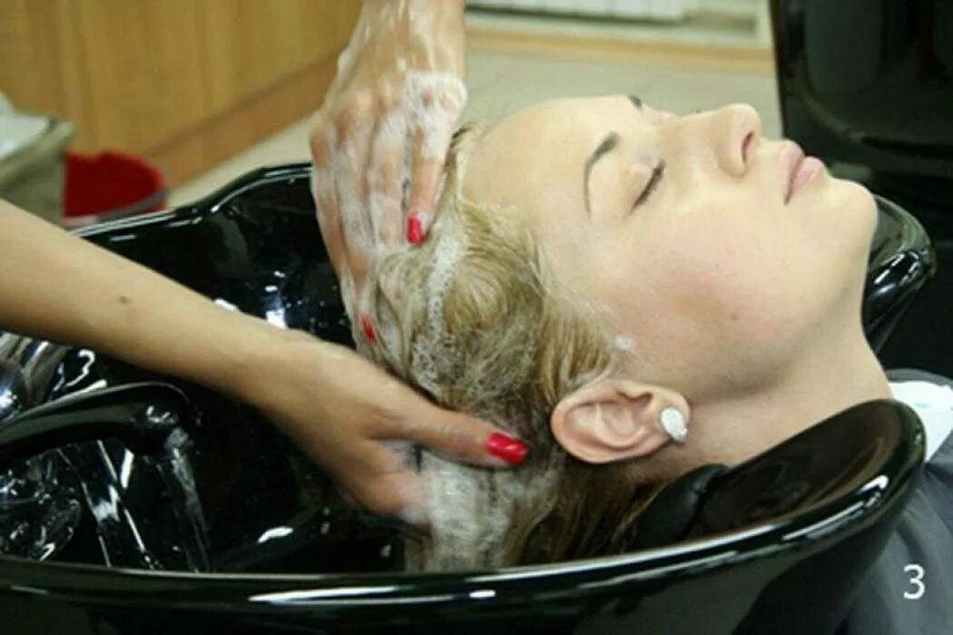 Перед парикмахерской нужно мыть голову. Мытье волос. Мытьё головы в парикмахерской. Салон красоты мытье волос. Мойка головы для парикмахерской.