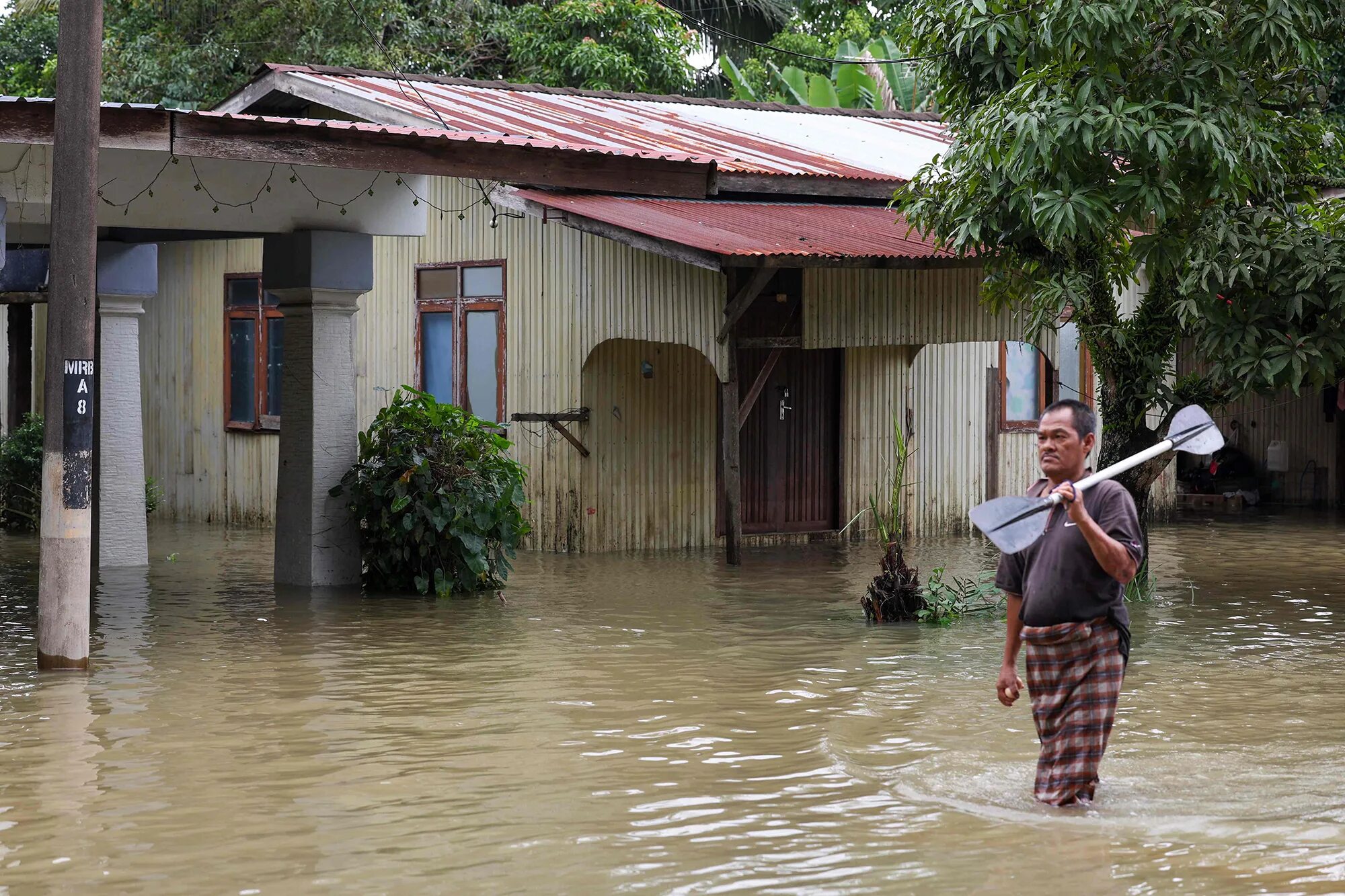 Наводнения и их причины. Сила наводнения. Эвакуация перед наводнением. Наводнения оползни цунами. Потоп.