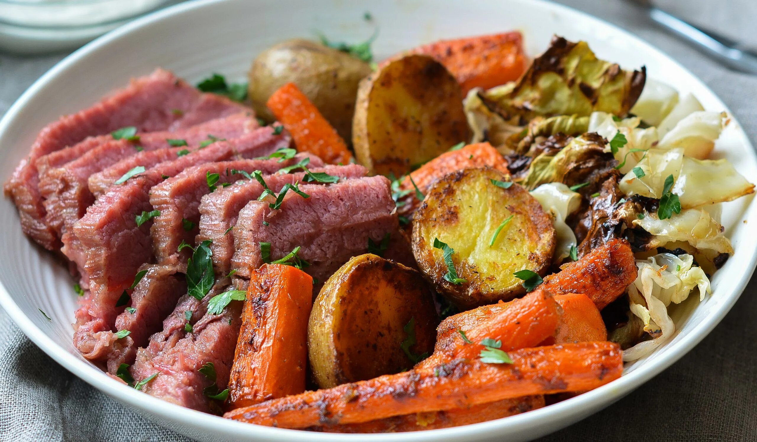 Ростбиф с овощами гриль. Ростбиф с овощами. Ростбиф с гарниром. Ростбиф с гарниром. Ростбиф с гарниром из овощей.