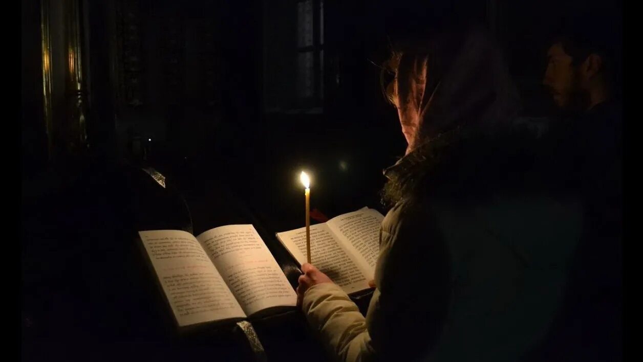 Православное чтение читать. Православная Псалтирь чтение в храме. Магия чтения. Женщина молится в храме. Чтение православной Псалтыри в храме.
