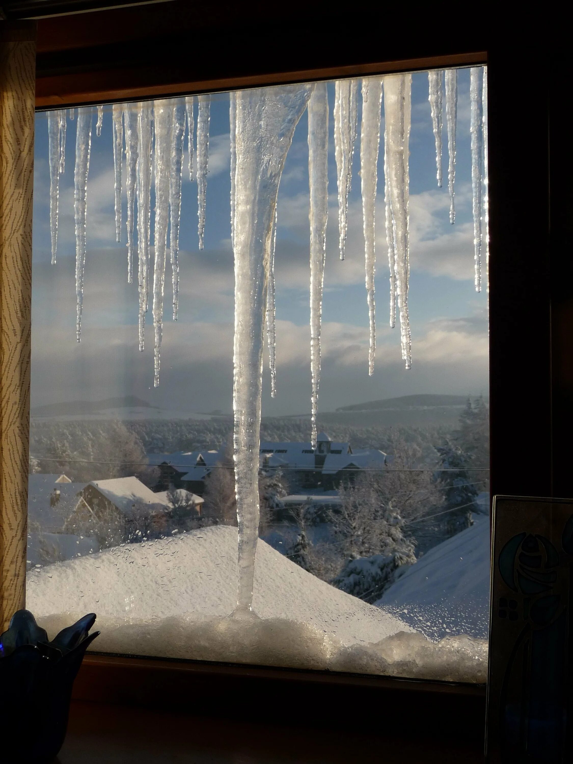 Красивый зимний вид из окна. Зимнее окно. Вид из окна. Окно зимой.