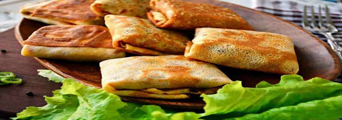 рулет из сулугуни с грецким орехом. лепешка с сулугуни в духовке. сыр сулугуни блинчики. рулет в блинчиках сулугуни. сыр сулугуни блинчики.