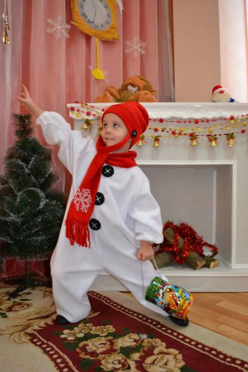 Костюм снеговика для мальчика. Костюм снеговика для мальчика в детском саду. Костюм снеговика на утренник своими руками. Костюм снеговика на утренник своими руками. Новогодний костюм снеговика для мальчика.