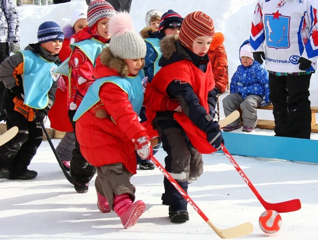 Зимние спортивные игры в россии. Хоккей в детском саду. Хоккей для детей в детском саду. Зимний спорт для детей дошкольного возраста. Спортивные игры зимой.