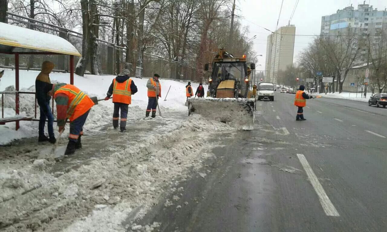 Уборка наледи с тротуаров. Дорожная служба. Уборка снега и наледи на дорогах. Очистка остановок от снега. Дорога очищения