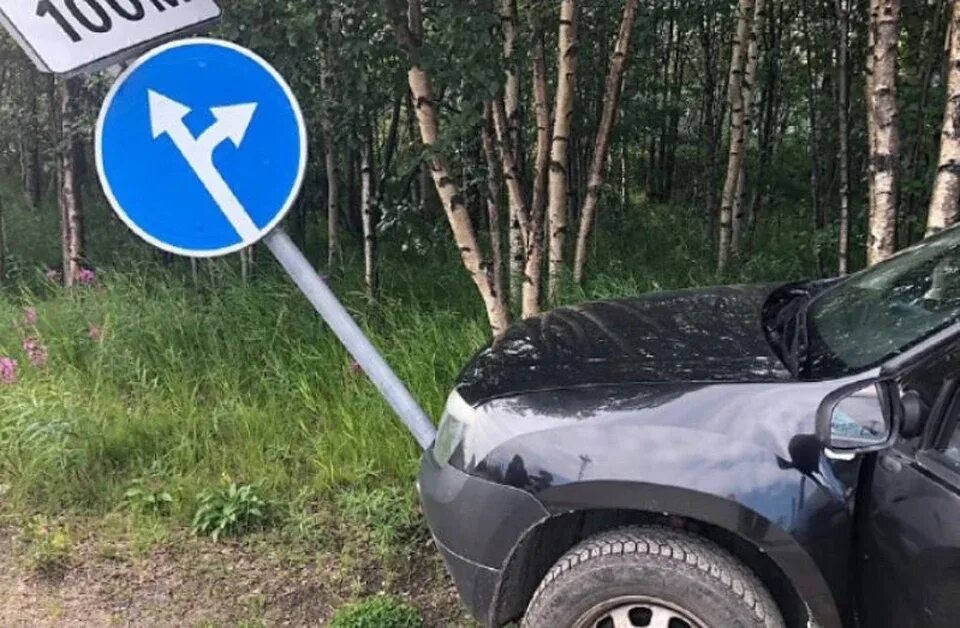 Сбило дорожным знаком. Знаки на автотрассе. Водитель Рено Логан. Знак трассы. Мужик ремонтирует Рено Логан.