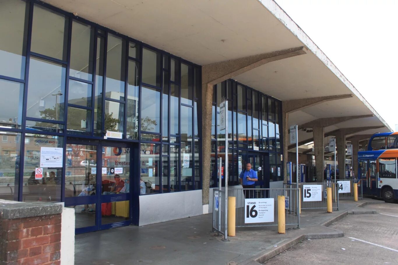 The bus station is in. Болтон bus station. сувон стейшен автобус 35. informatiepaneel bus station. monitors for bus station.
