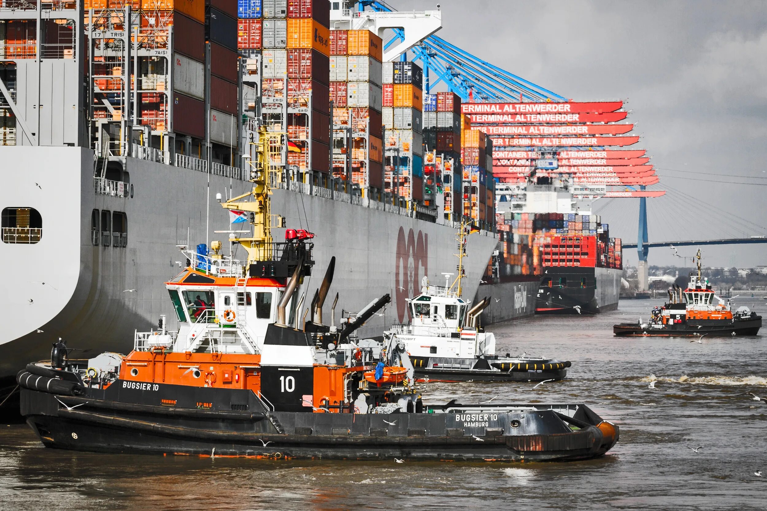 Порт белаван индонезия. Работа в порту на судно. Германии. Погрузка контейнеров на судно. Буксир в порту санкт-петербурга.