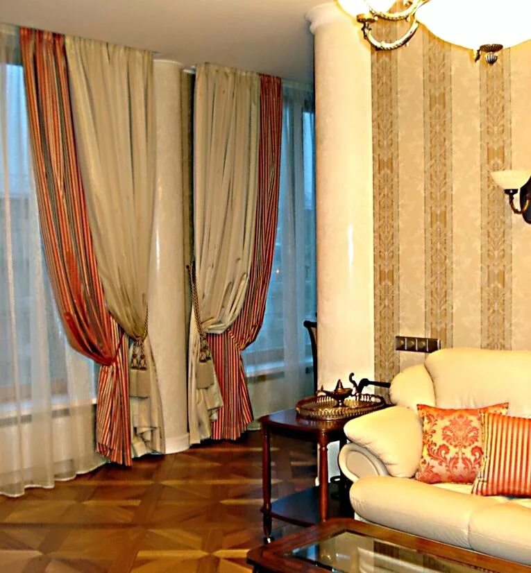 лиловые шторы. два цвета штор в интерьере. сиреневые шторы. портьеры в гостиную. комбинирование штор.