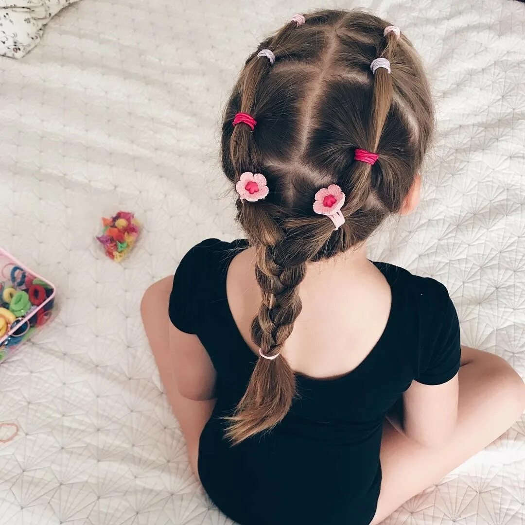 Необычные косички для девочек. Причёски для девочек с маленькими резинками. Прически для девочек. Причёски с силиконовыми резинками для девочки. Красивые причёски для девочек.
