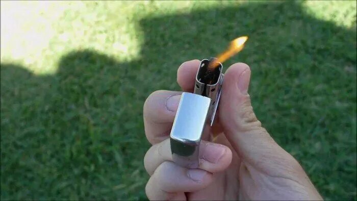 Горящая зажигалка. Кручу зажигалку. Зажигалка с двумя огнями. Зажигалка горит. Фокусы с зиппо.