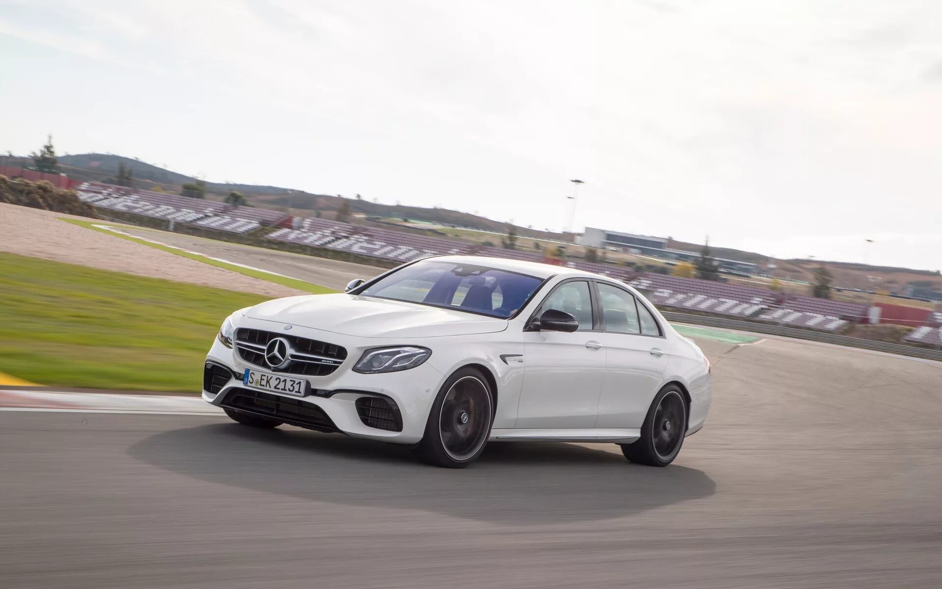 Mercedes e 2018. Mercedes e63s AMG. Мерседес е63 АМГ. Мерседес AMG E 63 S 4matic. Mercedes AMG e63s 2018 White.