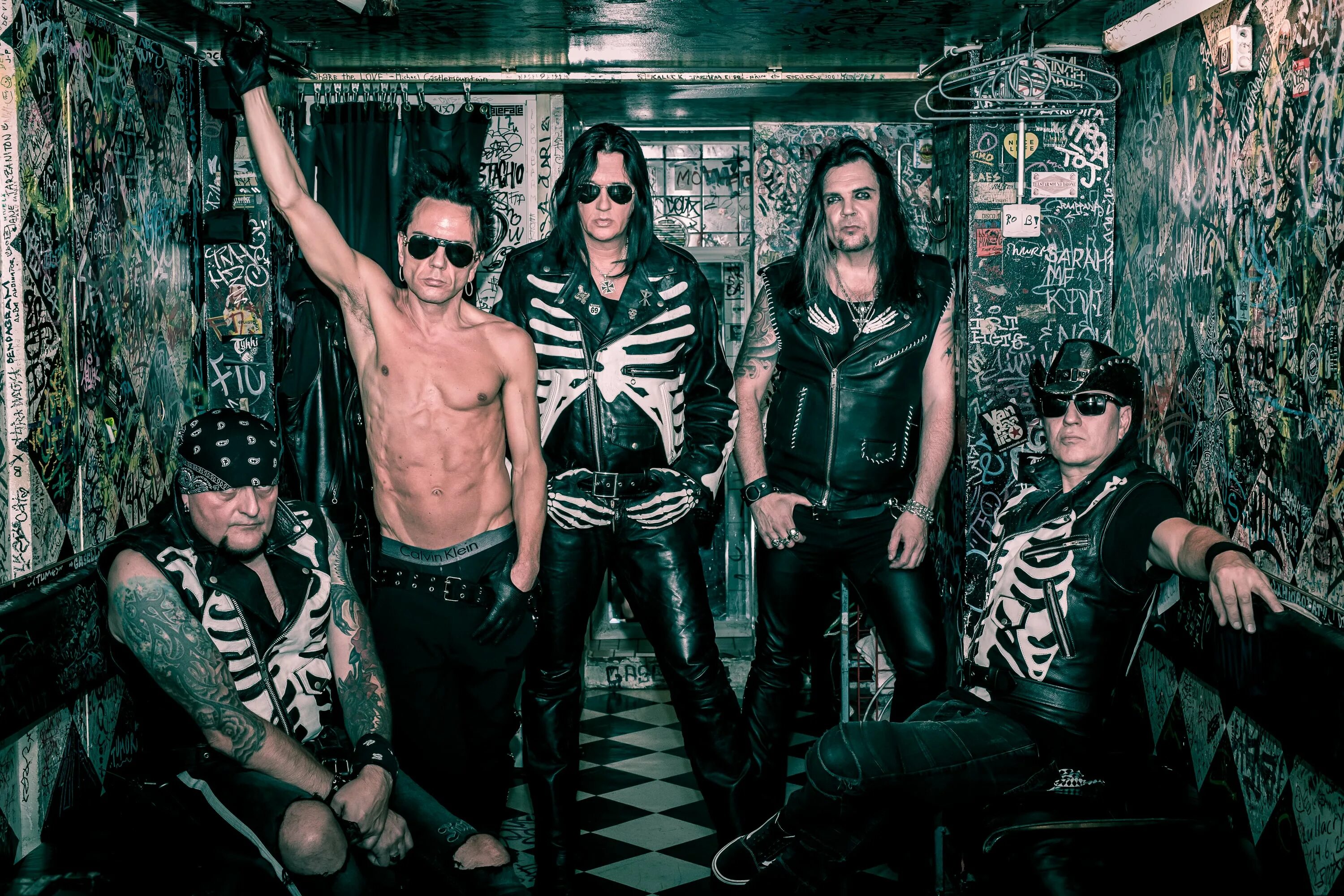 Группа the 69 eyes. Группа the 69 eyes 2022. Группа the 69 eyes гитарист. The 69 eyes слушать. Арчи 69 eyes.