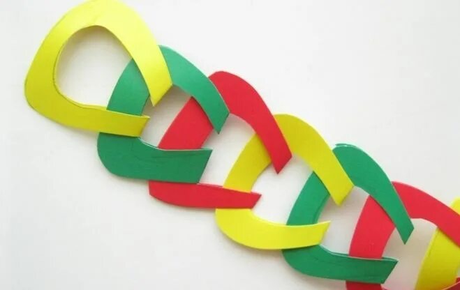 новогодняя гирлянда из цветной бумаги. цепочка из цветной бумаги. цепь из цветной бумаги. цепь из цветной бумаги. гирлянда из колеек бумага.