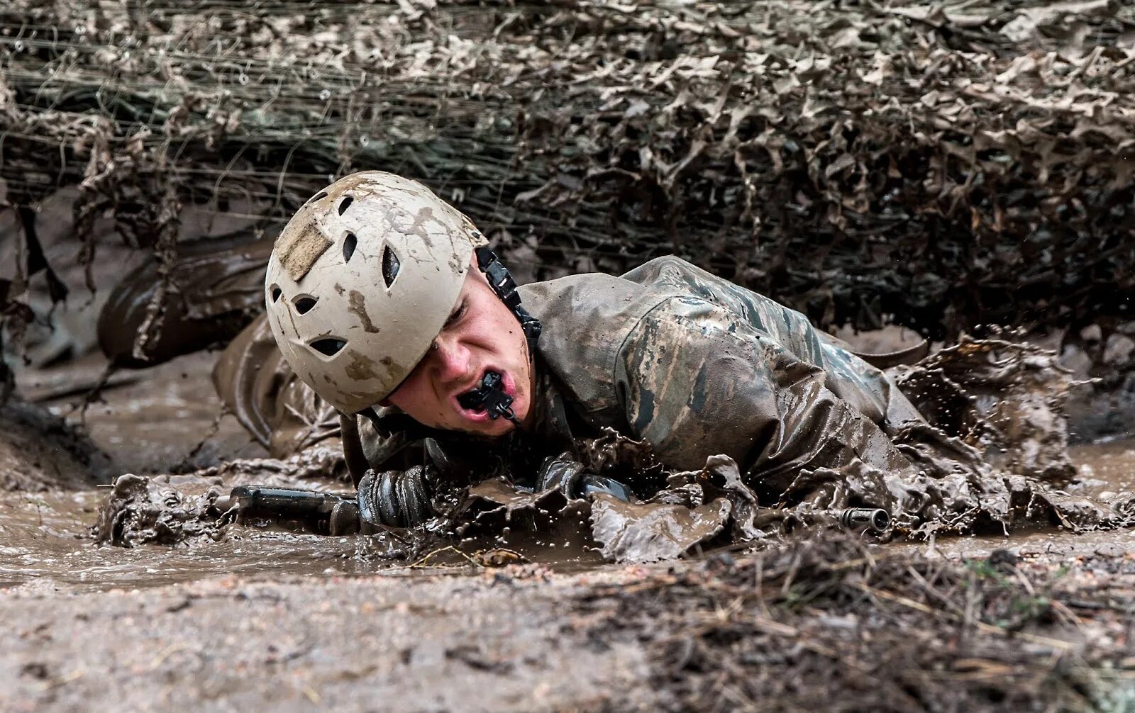 Военные тренинги. Тренировка военных. Тренировка солдат. Тренировка армии США В грязи. Упражнение американский солдат.