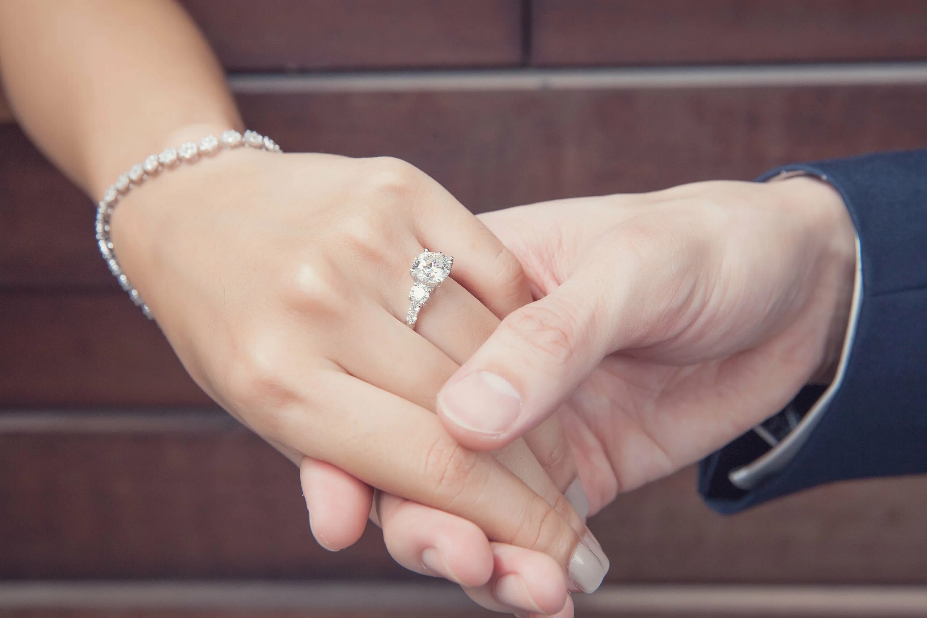 Poor girl ate wedding ring на русском. Обручальные и помолвочные кольца. Кольцо для предложения. Кольцо с бриллиантом на руке. Кольцо для Помолвки.