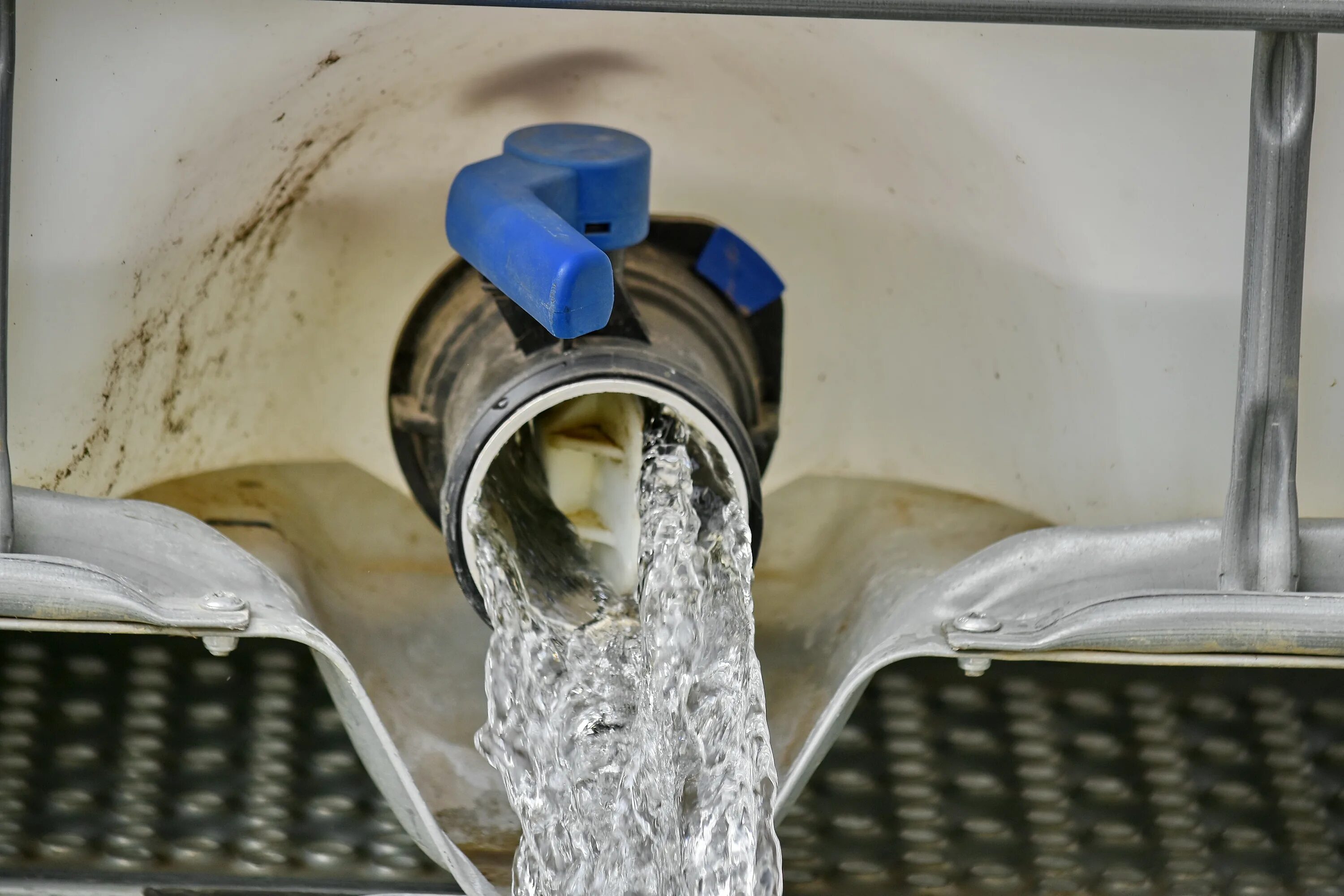 Грязная вода уровень вестор. Пластиковые бутылки в океане. Вода пахнет пластиком. Разлитая вода. Чайник кипит.